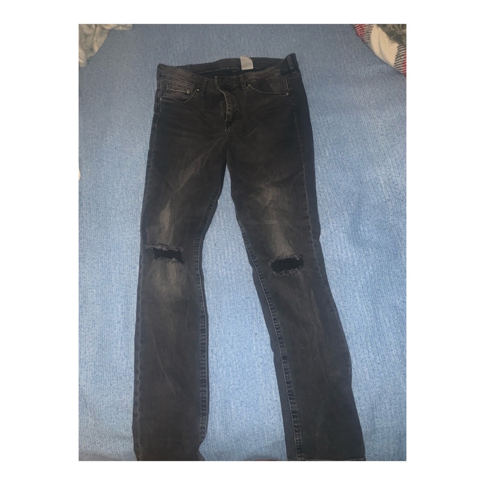 HM black ripped knee skinny jeans